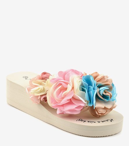 Beżowe sandały na koturnie z kwiatkami N-31